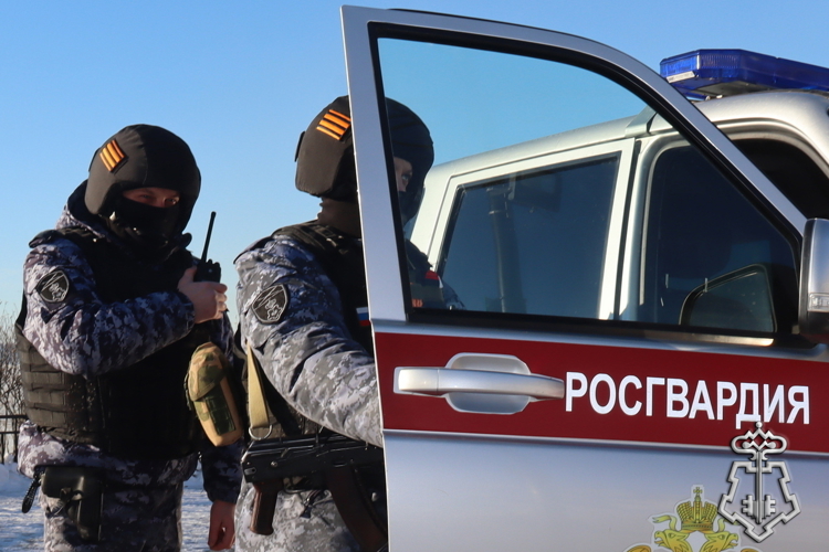 Сотрудники Росгвардии пришли на помощь упавшему на проезжей части мужчине в Магадане