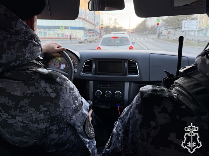 Росгвардия задержала колымчанку, пытавшуюся вынести из гипермаркета товары без оплаты