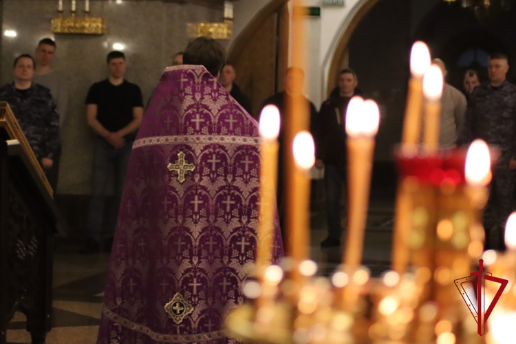 Молебен в честь юбилеев Росгвардии прошел в главном храме Магадана
