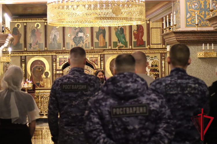 Молебен в честь юбилеев Росгвардии прошел в главном храме Магадана