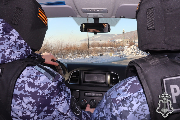 В Магадане росгвардейцы защитили владелицу цветочного магазина от агрессивного экс-супруга