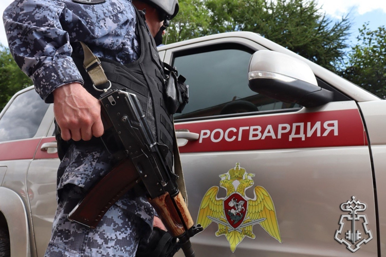Росгвардия задержала мужчину с охолощенным автоматом в Магадане