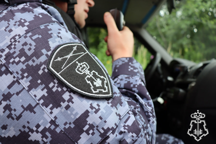 Росгвардейцы задержали колымчанина, повредившего фасад ночного клуба